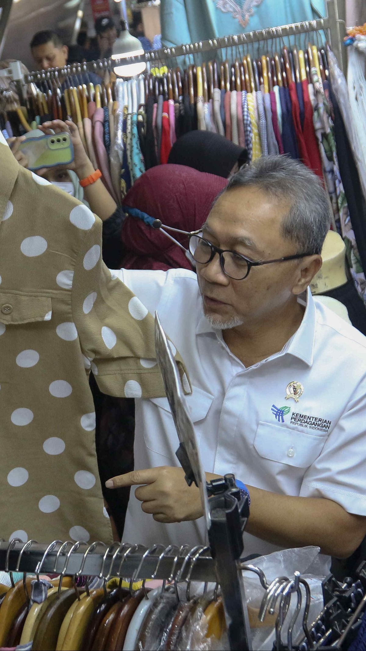 FOTO: Blusukan di Pasar Tanah Abang, Mendag Zulhas Borong Baju Lebaran