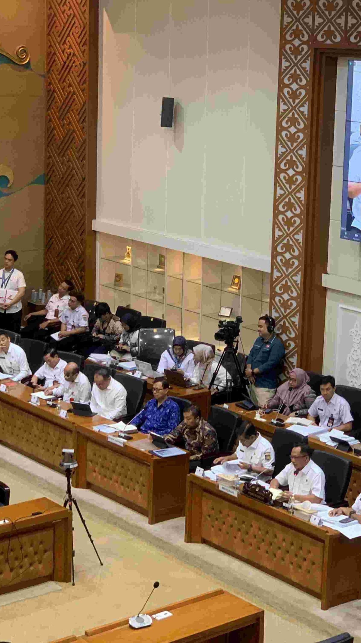 VIDEO: Momen Anggota DPR Berdebat Sengit Bingung Cari Perbatasan Jakarta dan Bekasi: Jangan Buka Peta Dapil