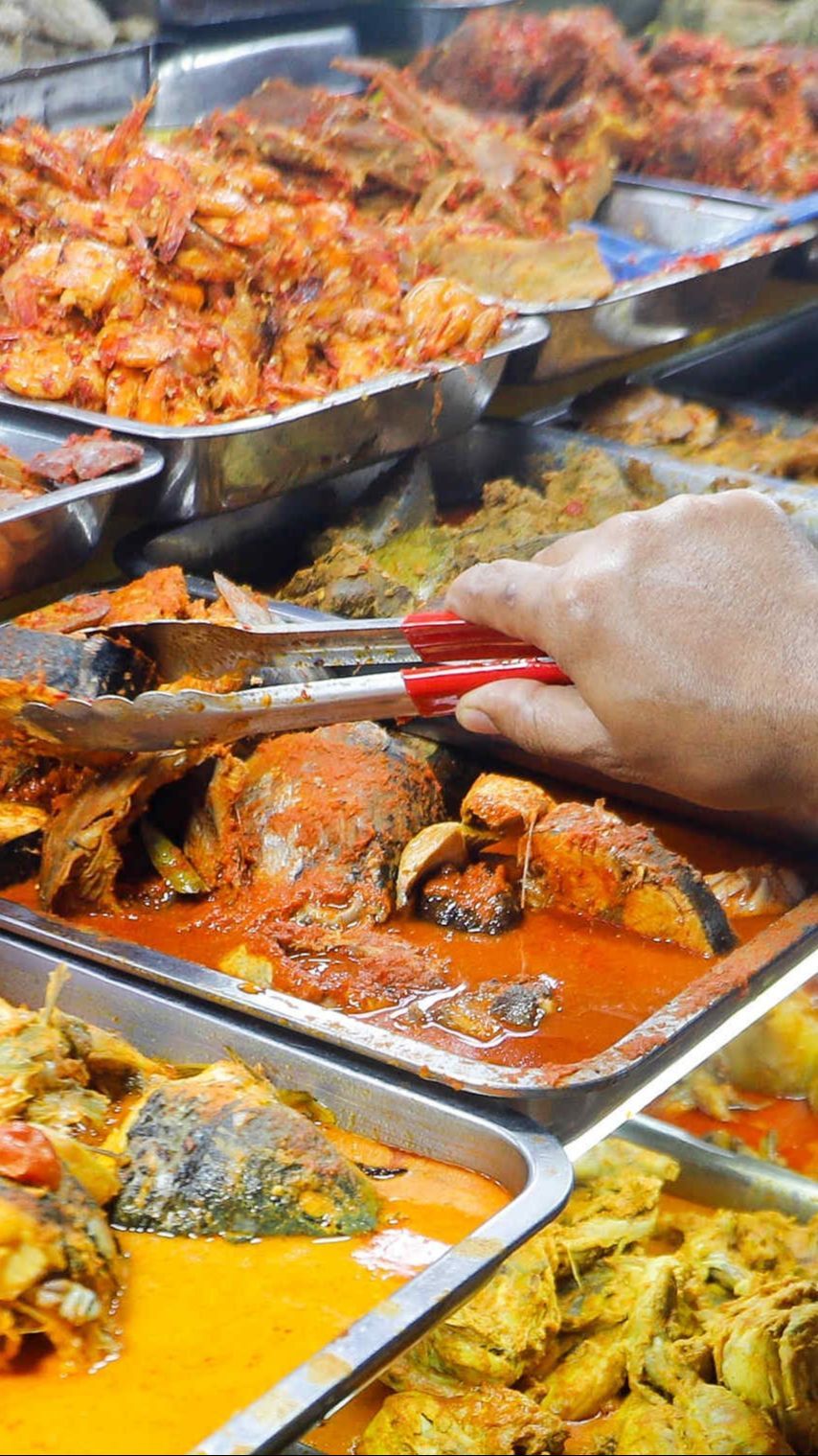 FOTO: Seporsi Mulai dari Rp20.000, Sentra Kuliner Nasi Kapau di Jalan Kramat Raya Laris Manis Diserbu Pelanggan Buka Puasa