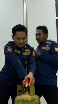 Bikin Ngakak, Petugas Damkar Ini Bagikan Video Edukasi Cara Mengatasi Tabung yang Terbakar dengan Unik