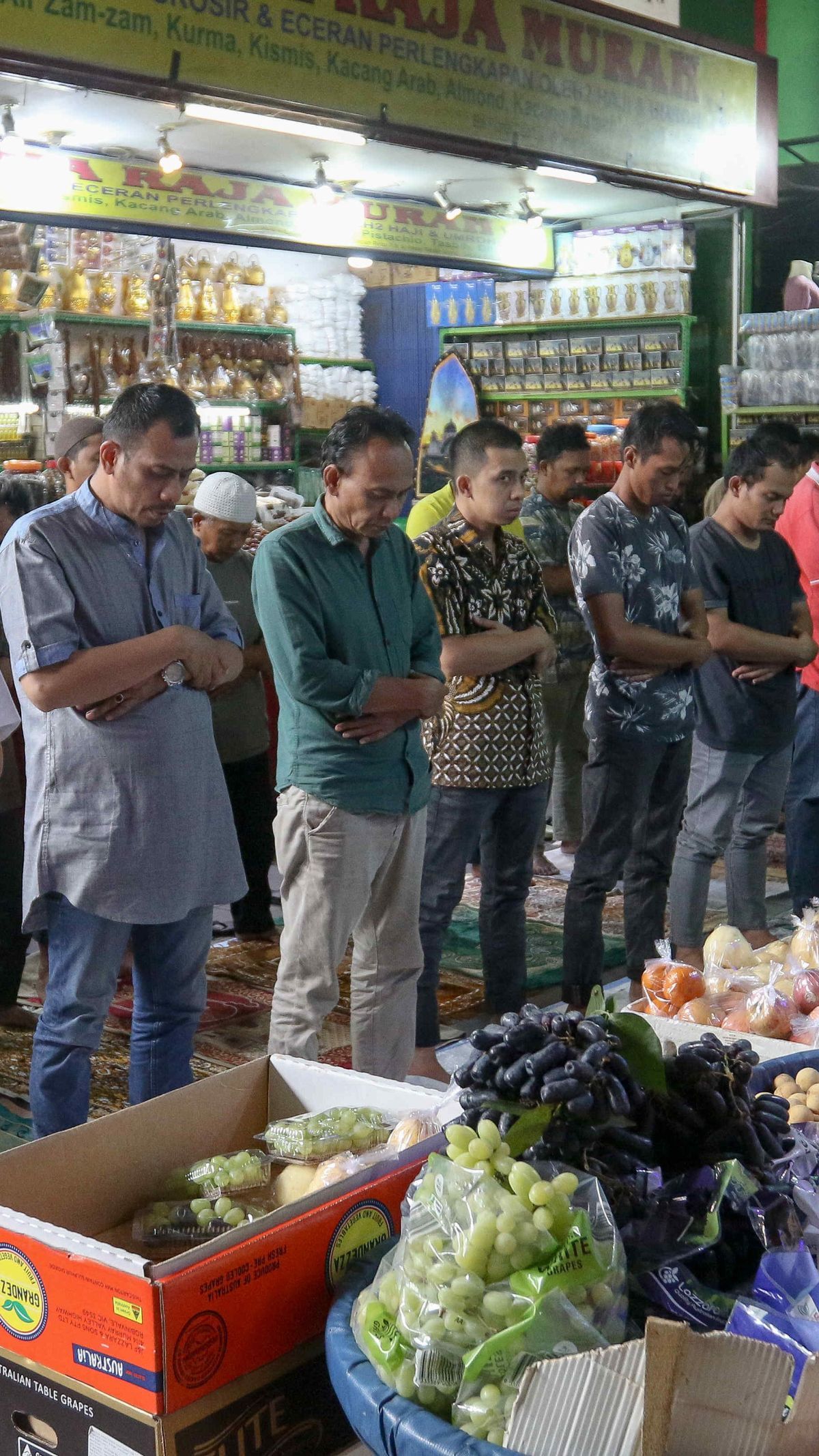 FOTO: Suasana Jumatan Pertama Ramadan di Pasar Tanah Abang, Pengunjung dan Pedagang Salat di Antara Kios-Kios