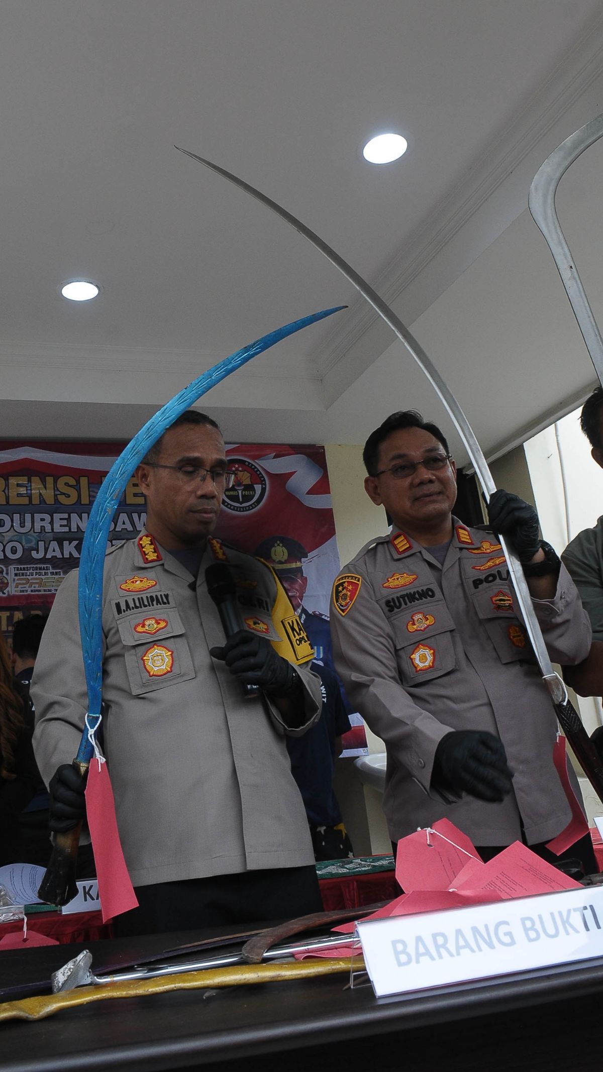 FOTO: Polisi Bekuk Pelaku Tawuran Antar Geng yang Tewaskan 1 Orang, Celurit-Celurit Panjang Diamankan