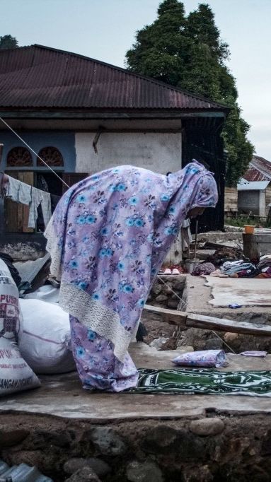 FOTO: Potret Korban Banjir Bandang Sumatera Barat Berbuka Puasa Ramadan di Dekat Reruntuhan Rumahnya