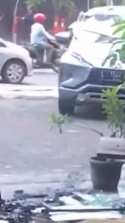 Setelah Porche, Kini Ada Xpander Tabrak Kaca Cafe