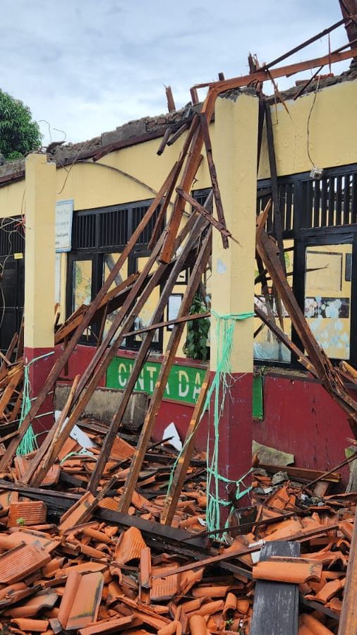 Dua Ruang Kelas Ambruk, Siswa SDN Kedaung Terpaksa Belajar Bergantian