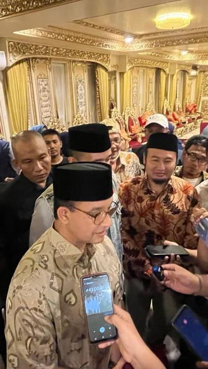 Momen Anies Baswedan Diteriaki Presiden Usai Salat Tarawih di Sumbar