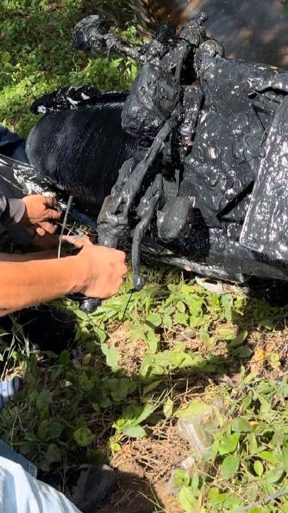 Wanita Ini Alami Kejadian Tak Terduga saat Ingin Ambil Pesanan Makanannya, Motor Tercebur ke Got