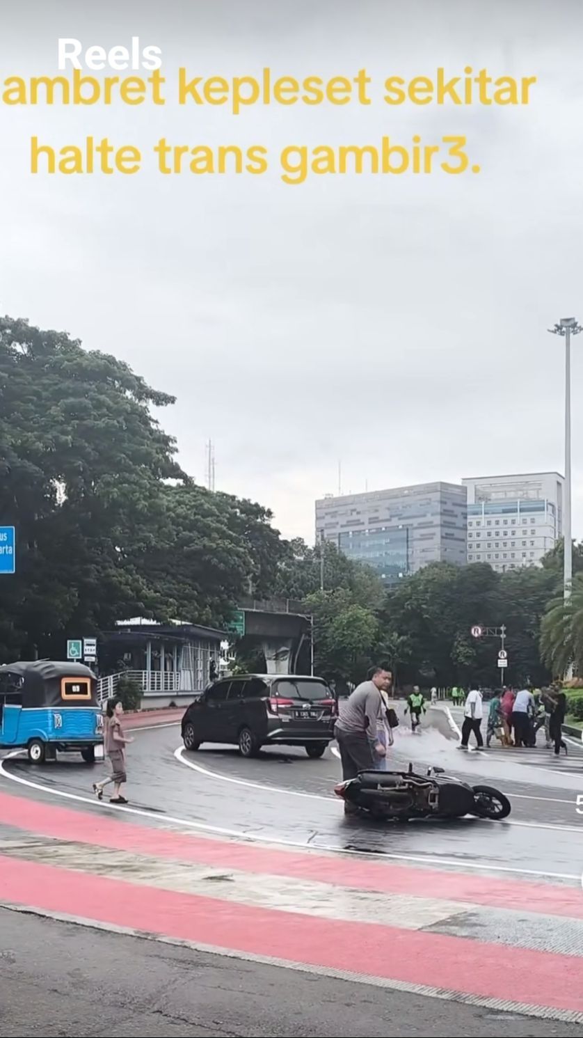 Motor Jatuh saat Mau Kabur, Dua Jambret HP Jadi Bulan-Bulan Warga di Monas