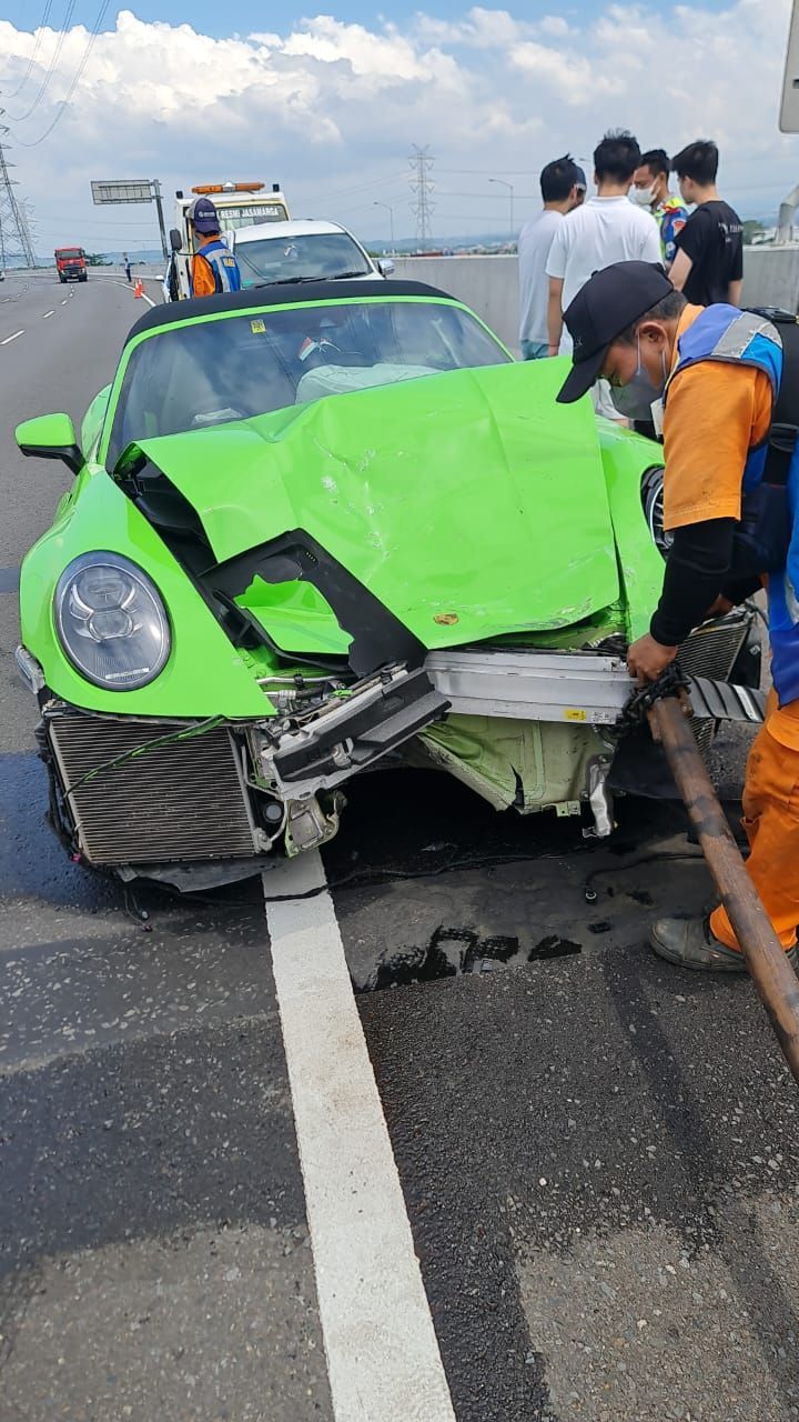 Prosche Tabrak Livina di Tol Kejapanan, Satu Orang Luka Berat