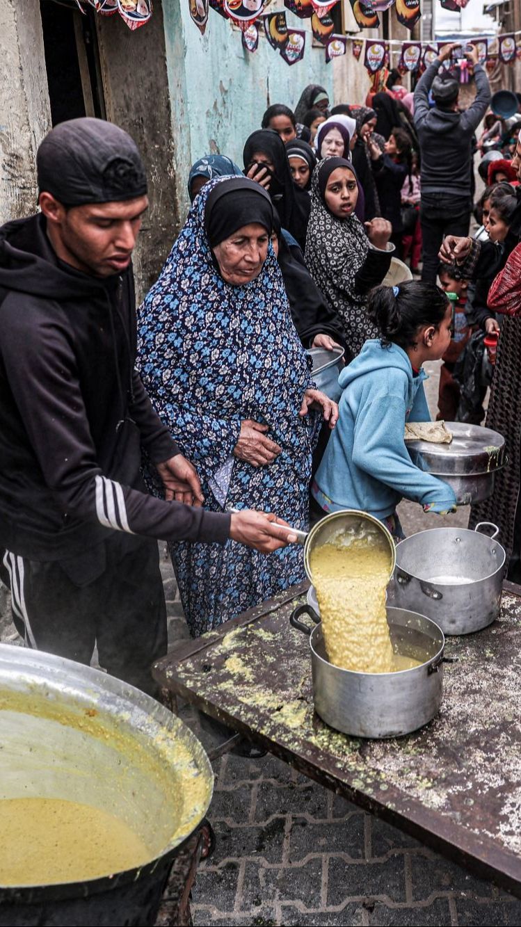 FOTO: Melihat Dapur Umum di Rafah Gaza Selatan Tempat Anak-Anak dan Pengungsi Palestina Menunggu Makanan untuk Buka Puasa