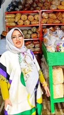 Selain Bangun Rumah Mewah, TKW Arab Saudi Ini Buka Pabrik Camilan di Perkampungan Terpencil