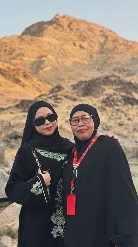 Terkagum dan Tak Pernah Berhenti Bersyukur, Ini 8 Potret Lady Rara Saat Lakukan Umrah Bareng Sang Ibunda