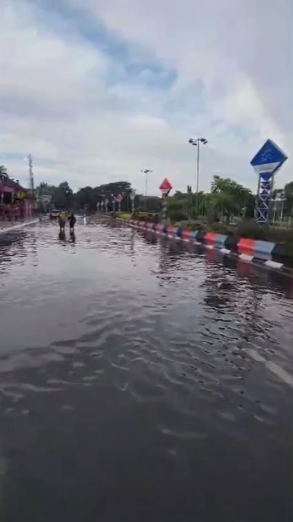 Bak Lautan, Potret 11 Kecamatan di Kabupaten Demak Terendam Banjir Karena 6 Tanggul Jeboh Usai Hujan Deras