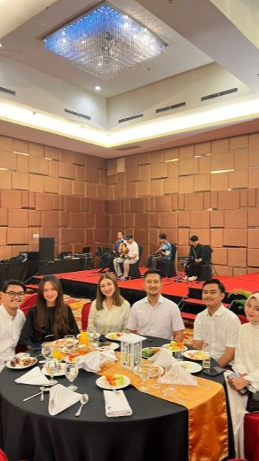 Potret Happy Asmara dan Gilga Sahid yang Bucin Abis, Tak Sungkan Pamer Kemesraan saat Makan Malam