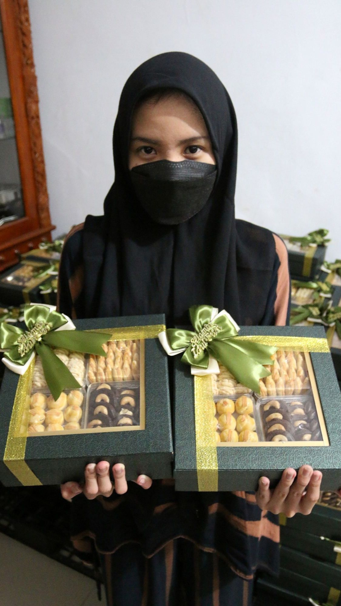 FOTO: Kebanjiran Pesanan untuk Idulfitri, Industri Rumahan di Ciganjur Ini Sampai Rekrut Ratusan Ibu-Ibu Bikin Kue Lebaran