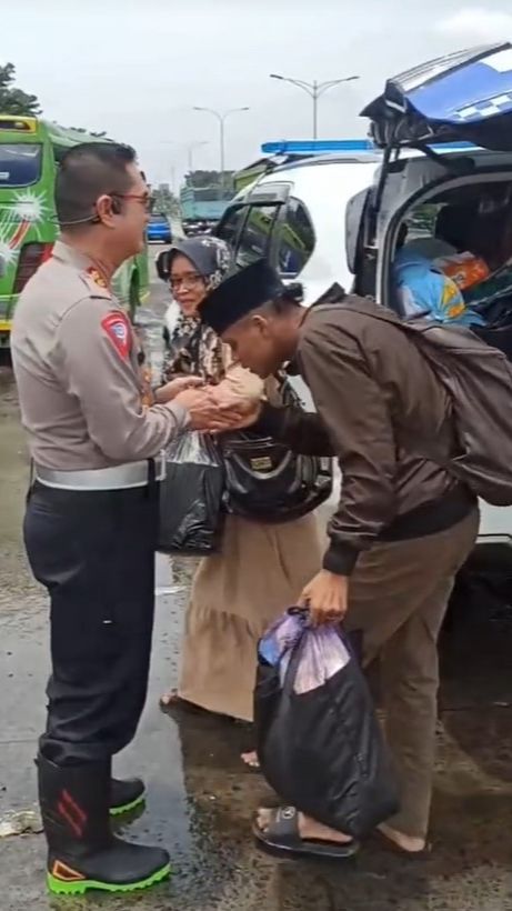 Mobilnya Mogok saat Banjir, Diantar ke Terminal Pakai Mobil Patroli Warga Ini Langsung Sungkem kepada Kombes Sonny