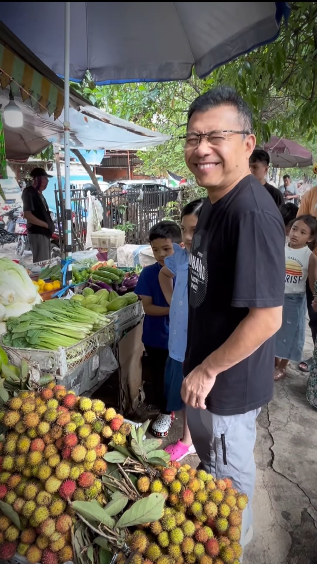 Tampil Sederhana, ini Potret Anang Hermansyah Belanja ke Pasar untuk Persiapan Buka Puasa Bersama Arsy dan Arsya