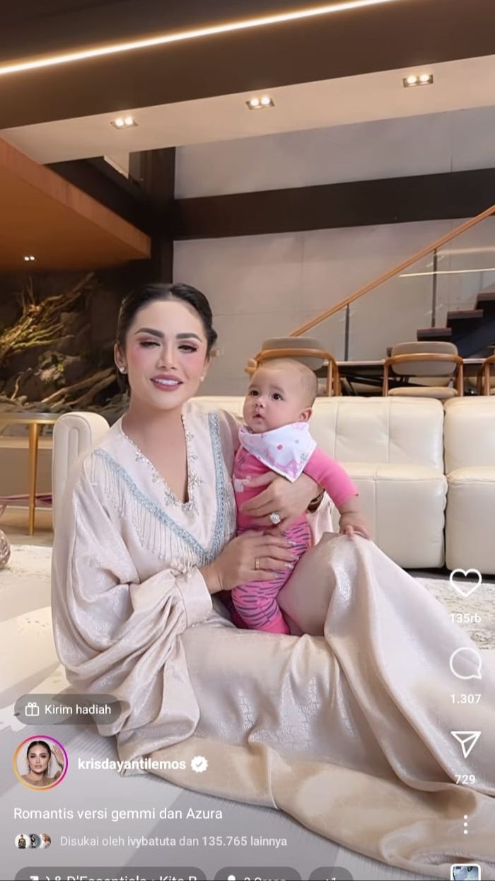 Potret Kris Dayanti Momong Baby Azura yang Kini Sudah Genap Berusia 4 Bulan, Nenek dan Cucu Cantiknya 11 12