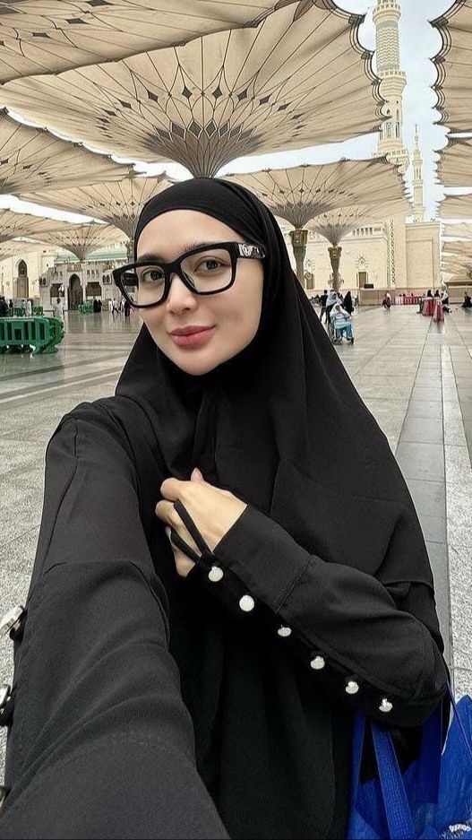 Cantik Berhijab dan Bikin Pangling, Potret Wika Salim Jalani Ibadah Umrah di Bulan Suci Ramadan