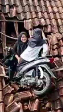 Ternyata Begini Ekstremnya Jalanan yang Bikin Pemotor Wanita Nyangkut di Atap Rumah Warga