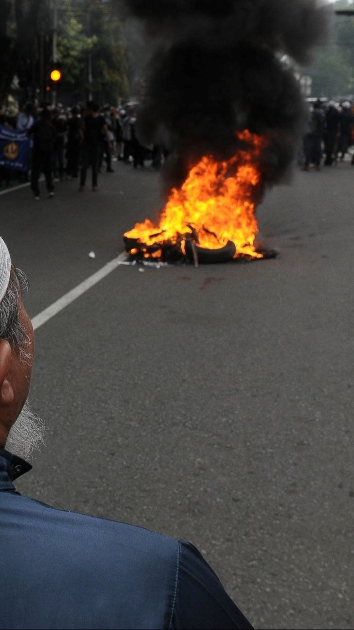 VIDEO: Makin Memanas Pendemo Bakar Spanduk Gambar Jokowi Depan KPU