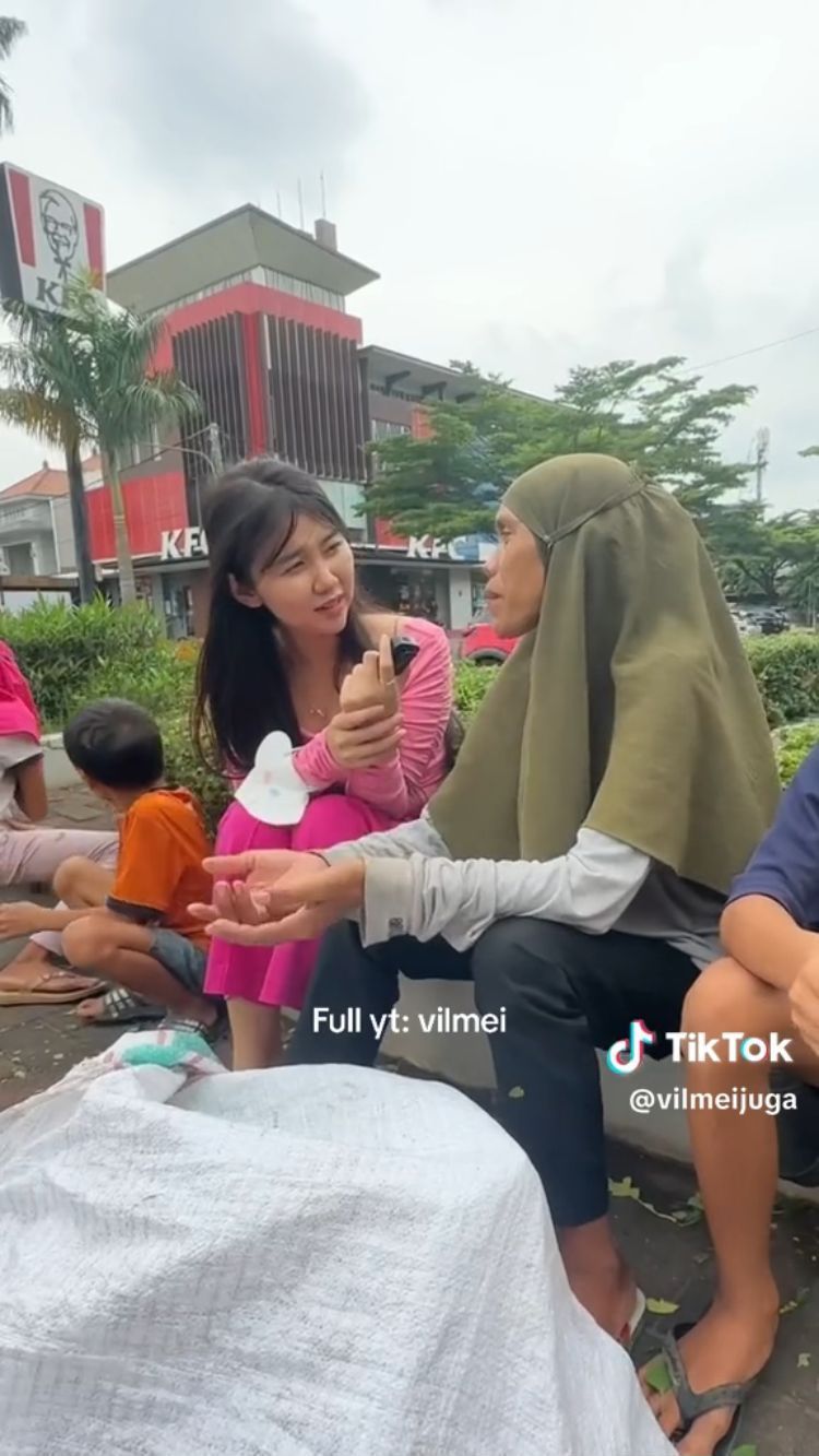 Hanya Ingin Makan Ayam, Kisah Ibu Pemulung dan Lima Anaknya Ini Bikin Haru