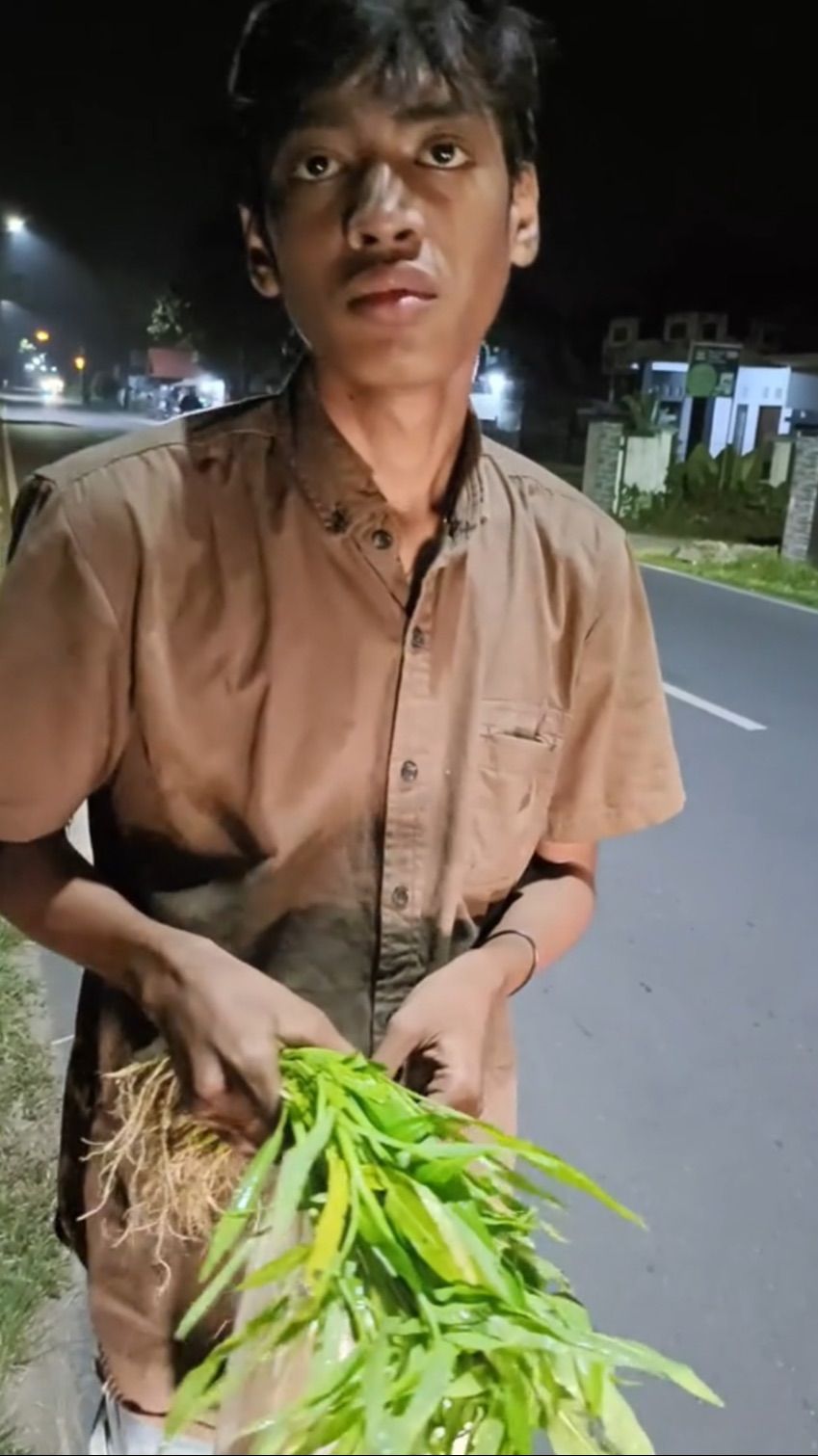 Harga Bahan Pokok Naik, Pria Ini Hanya Sanggup Beli Seikat Kangkung dan Dua Telur untuk Sahur 9 Anggota Keluarga