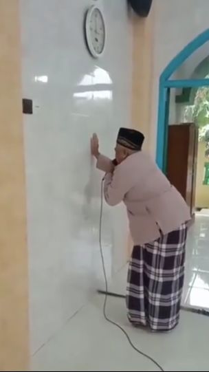 Tak Bisa Melihat, Niat Pria ini Jadi Muazin Luar Biasa, Suaranya saat Azan Amat Merdu