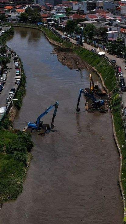 FOTO: Mengeruk Lumpur Kali Ciliwung untuk Antisipasi Pendangkalan dan Banjir Jakarta