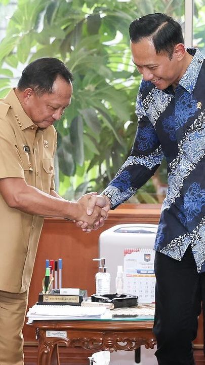 VIDEO: Hormat Jenderal Polisi Eks Kapolri Bertemu Mas Menteri AHY, Gagah Pose Adu Tinju