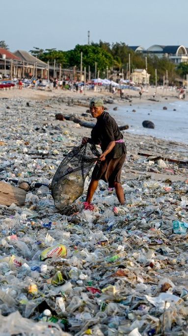 FOTO: Penampakan Hamparan Sampah Plastik Rusak Keindahan Pantai Kedonganan Bali