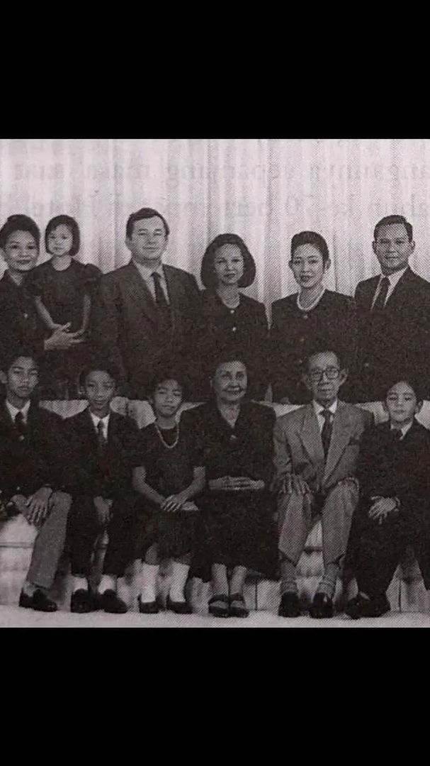 Foto Lawas Keluarga Besar Soemitro Djojohadikoesoemo yang Jarang Terekspos, Netizen 'Keluarga Kelas Priyayi'