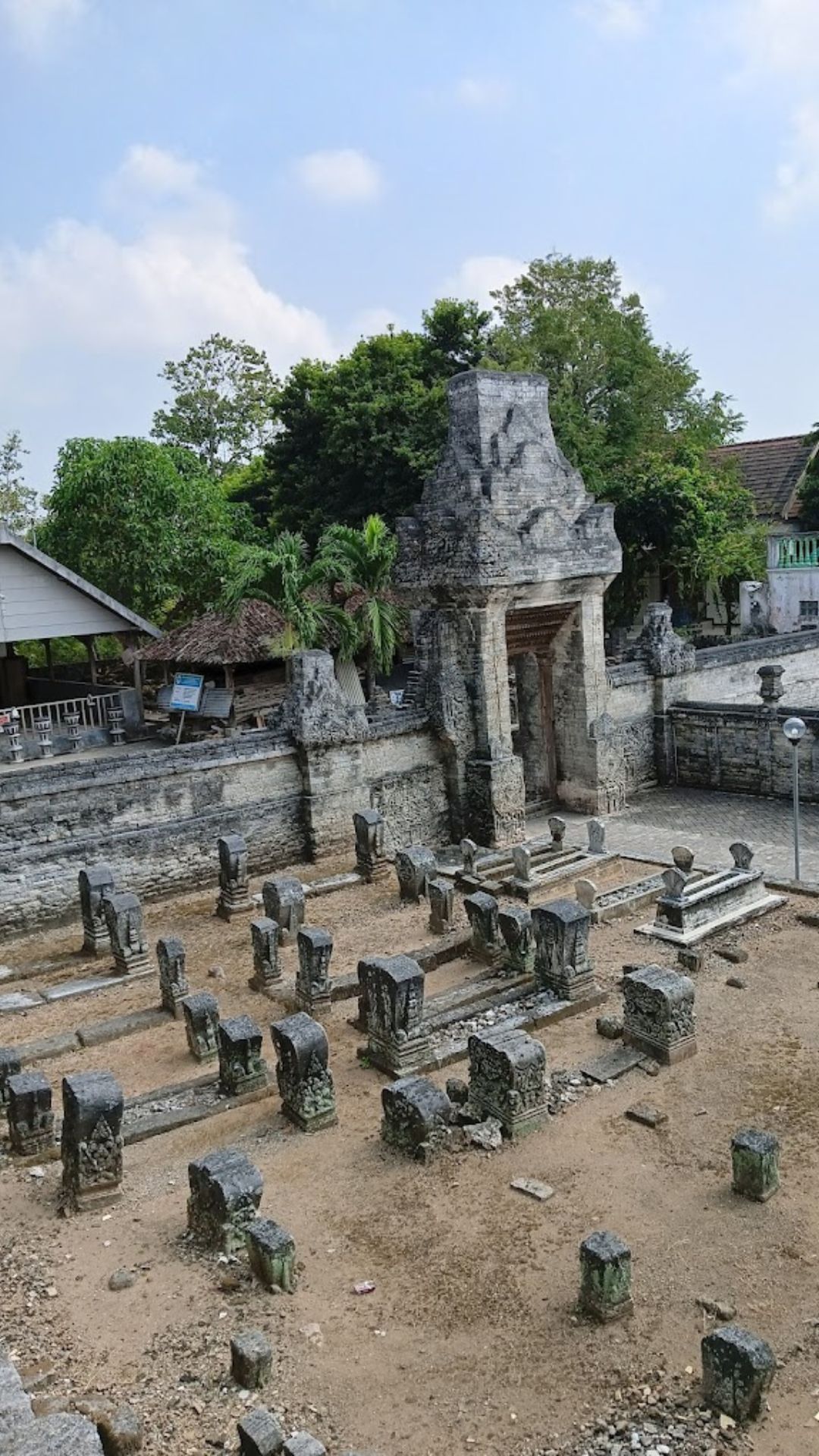 Mengunjungi Sendang Duwur Lamongan, Kompleks Makam Kuno Tiga Tingkat dengan Masjid di Puncaknya