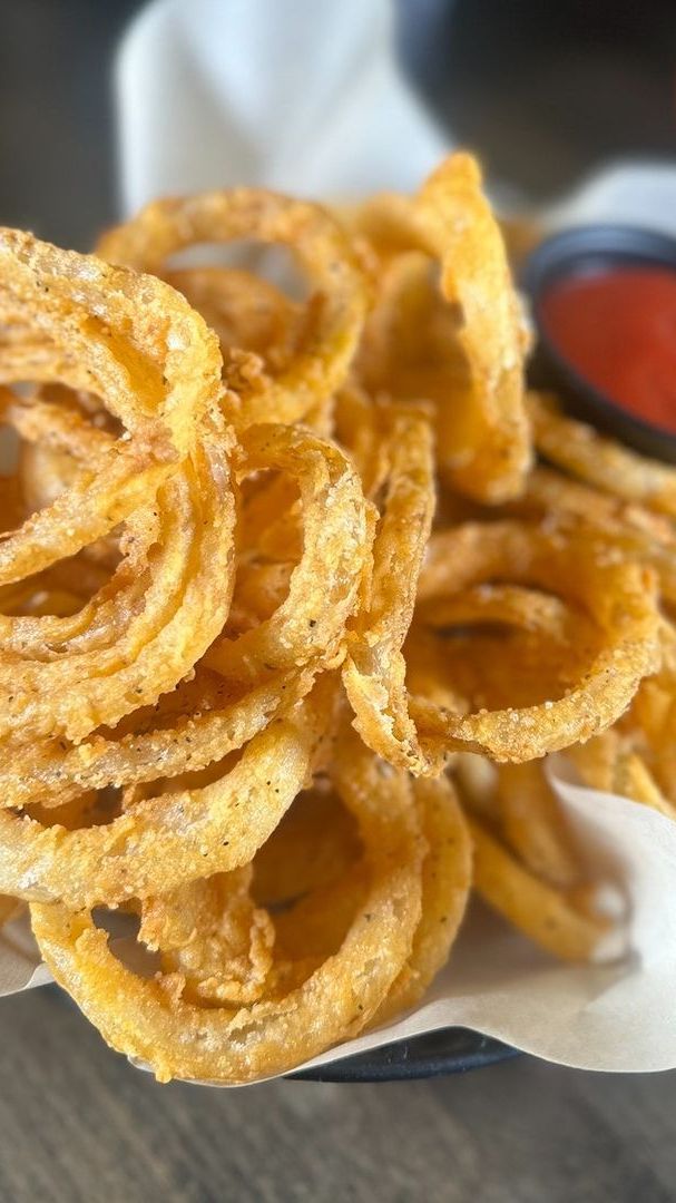 Cuma Pakai 1 Bahan Minuman, Ini Trik Bikin Onion Ring Crispy Tahan Lama