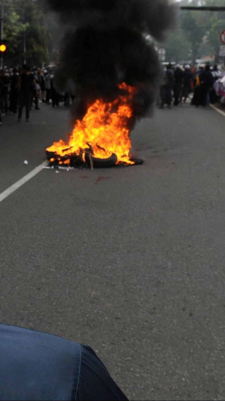 VIDEO: Malam Hari Demo Ricuh, Pendemo Vs Polisi Berhadap-Hadapan Depan DPR