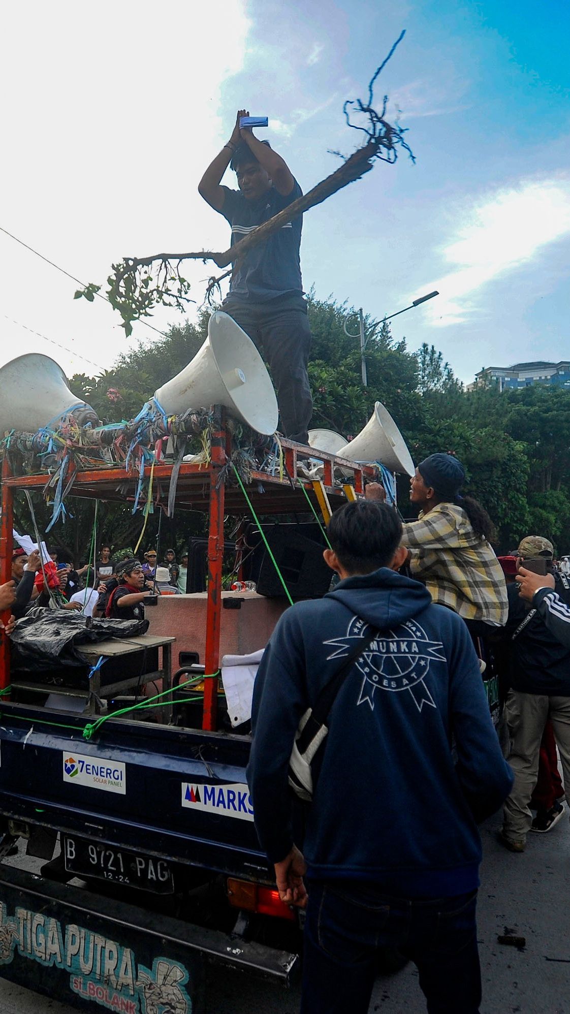 VIDEO: Demo Ricuh Depan DPR Dibubarkan Polisi, Massa Dipukul Mundur