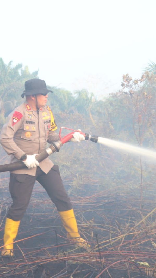 Heroik, Potret Kapolres di Riau Seberangi Sungai Hingga 'Belah Hutan' Demi Padamkan Kebakaran Lahan Sawit