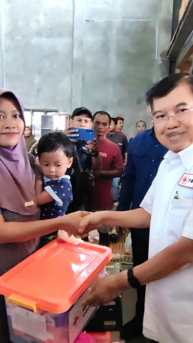 Didampingi Bupati, Jusuf Kalla Serahkan Bantuan ke Korban Banjir Demak