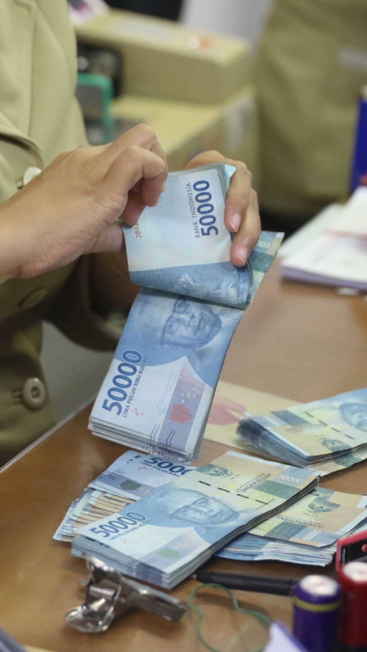 Kurs Rupiah Anjlok 2,02 Persen, Gubernur BI: Lebih Baik Dibanding Ringgit Malaysia