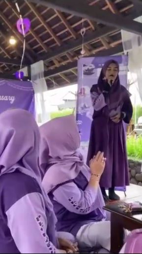 Serba Ungu, Komunitas Ibu-Ibu Satu Ini Curi Perhatian Publik