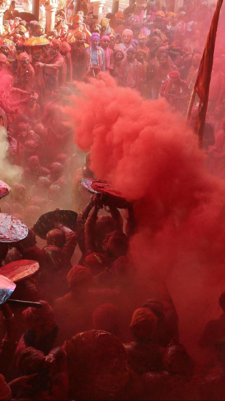 FOTO: Keseruan Warga India 'Perang' Bubuk Warna-warni di Festival Holi