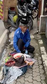 Kisah Sulitnya Rakyat Kecil Mencari Rezeki, Kakek Lansia Harus Menahan Lapar & Minum Air Keran karena Dagangan Tak Laku