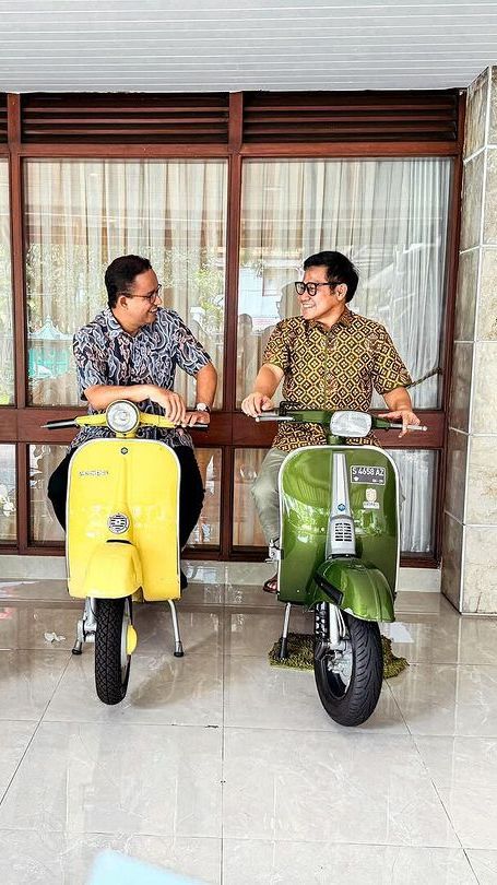 VIDEO: Jelang Pengumuman KPU, Anies-Cak Imin Ngabuburit Naik Vespa Keliling Jakarta