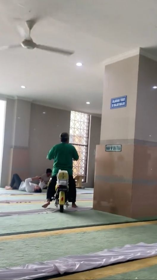 Viral Pria Kendarai Sepeda Listrik di Dalam Masjid, Ternyata Ini Alasan di Baliknya