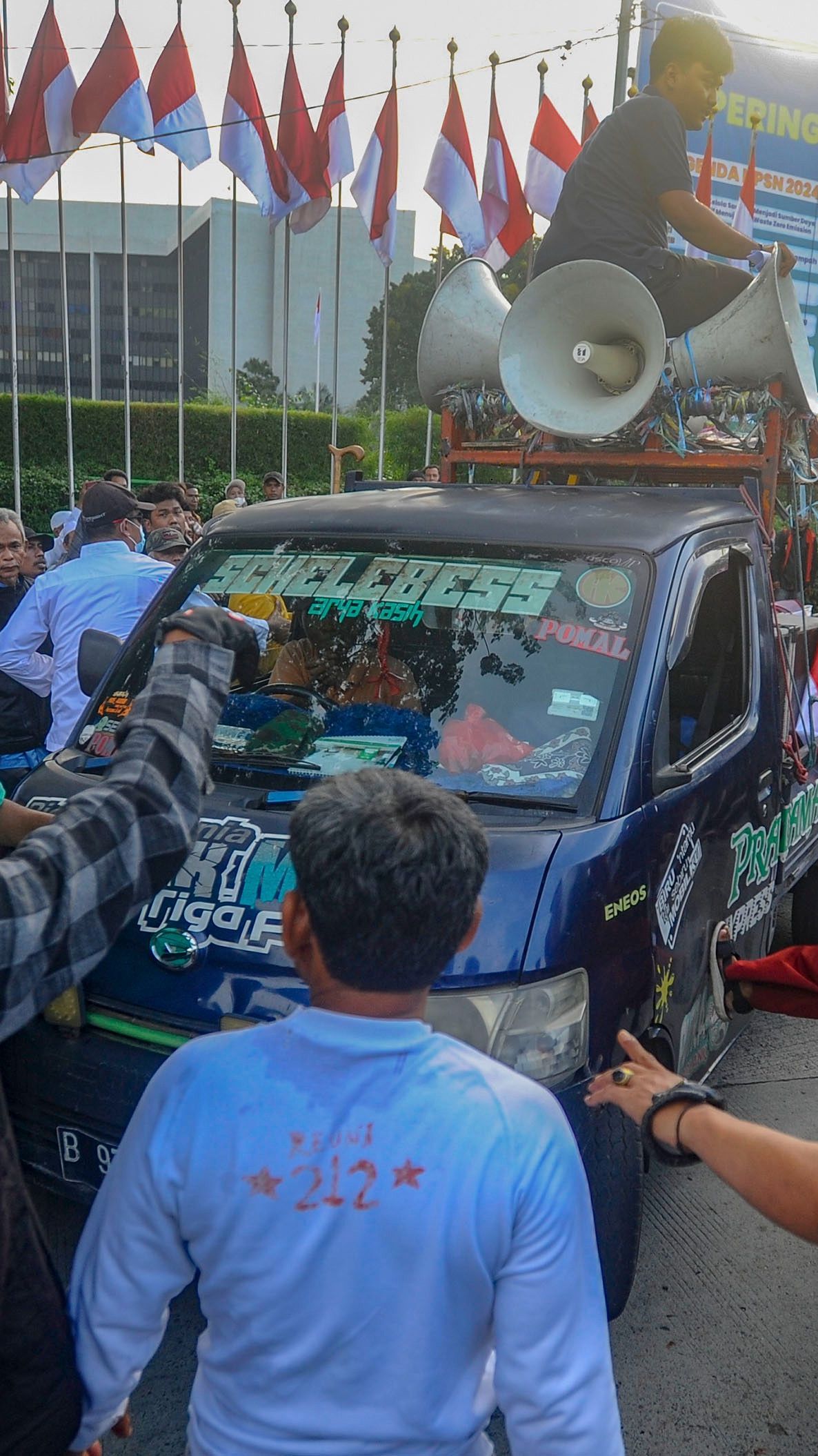 VIDEO: Situasi Depan KPU, Kapolres di Atas Mobil Komando Minta Pendemo Bubar