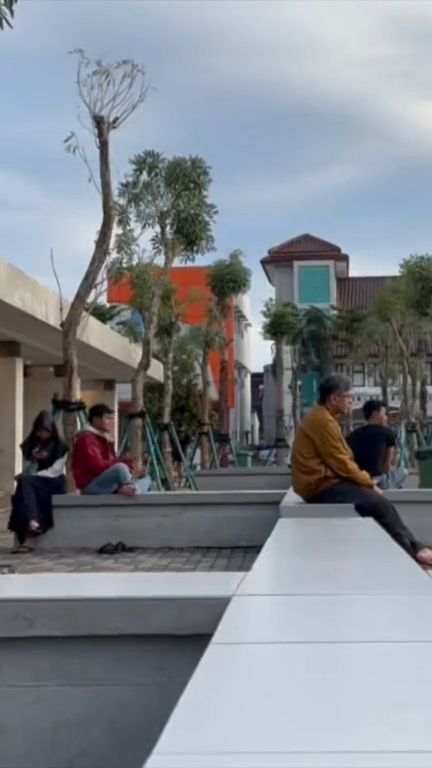 Serunya Ngabuburit di Alun-Alun Pamulang, Ada Sarana Olahraga sampai Bermain Bersama Anak di Playground