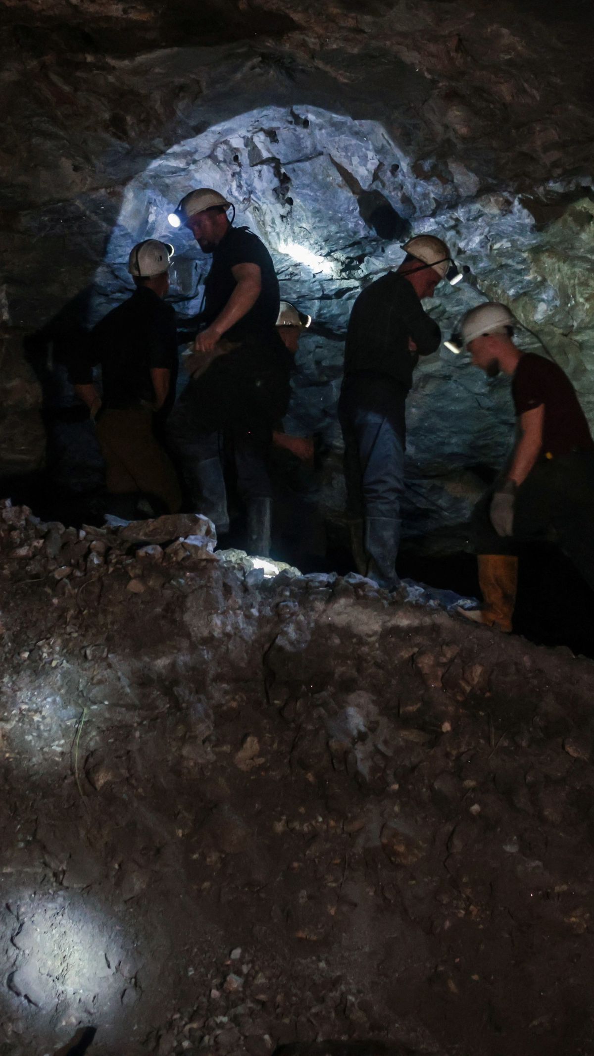 FOTO: Intip Aktivitas Para Penambang Kosovo Menjalankan Ibadah Puasa Ramadan di Bawah Tanah Sedalam 800 Meter