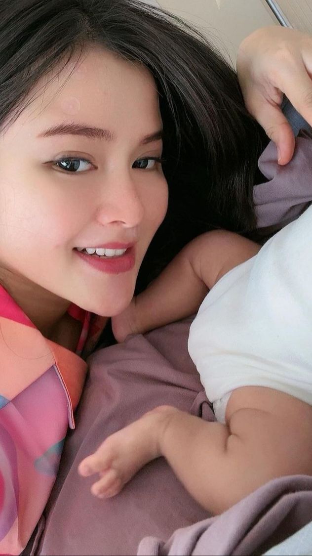 Potret Denny Caknan Temani Putri Cantiknya Imunisasi, Kelakuan Sang Suami Buat Bella Bonita Gemas