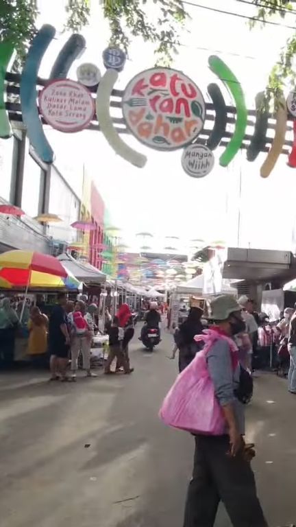 Berburu Takjil Legendaris di Pasar Lama Serang, Ada Kudapan Ketan yang Disantap bersama Daging