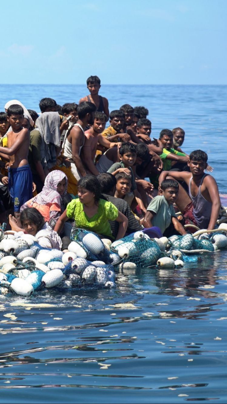 FOTO: Nelayan Aceh dan Basarnas Selamatkan Puluhan Pengungsi Rohingya Nyaris Tenggelam Setelah Kapal Terbalik Akibat Cuaca Buruk di Meulaboh